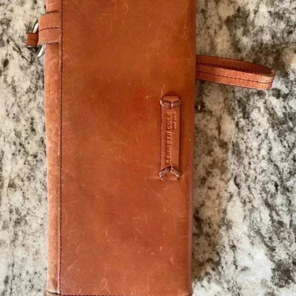 Kenneth Cole Womens Small Leather Wristlet